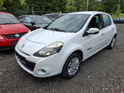 Weiß Gebraucht 2010 Renault Clio III Dynamique Limousine | 2.999 € (Fairer Preis)