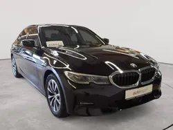 Saphirschwarz metallic Gebraucht 2020 BMW 320 Sport Line Kombi | 26.790 € (Guter Preis)