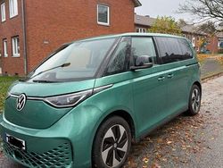 Grün Gebraucht 2023 VW ID. Buzz Pro Van / Kleinbus | 47.500 € (Guter Preis)