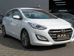 Weiß Gebraucht 2017 Hyundai i30 Premium Kombi | 13.990 € (Guter Preis)