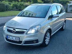 Grau Gebraucht 2007 Opel Zafira Van / Kleinbus | 2.250 € (Fairer Preis)