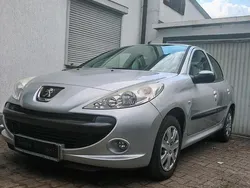 Silber Gebraucht 2009 Peugeot 206+ Kleinwagen | 1.200 €