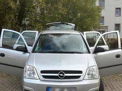 Grau Gebraucht 2003 Opel Meriva Van / Kleinbus | 1.850 €