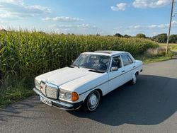 Weiß Gebraucht 1977 Mercedes 240 Limousine | 9.990 €