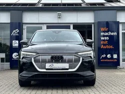 Mythosschwarz Gebraucht 2021 Audi e-tron Ambiente SUV | 27.750 € (Fairer Preis)