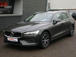 Grau Gebraucht 2020 Volvo V60 Momentum Kombi | 19.890 € (Fairer Preis)