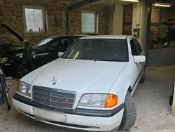 Weiß Gebraucht 1995 Mercedes C180 Limousine | 2.200 €