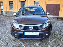 Mahagonibraun (metallic) Gebraucht 2012 Dacia Sandero Stepway Limousine | 4.790 €