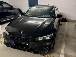 Schwarz Gebraucht 2019 BMW 320 Sport Line Kombi | 22.000 €