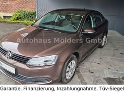Braun Gebraucht 2014 VW Jetta Limousine | 11.750 € (Teuer)