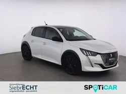 Weiß (metallic) Gebraucht 2021 Peugeot e-208 GT Kleinwagen | 17.590 € (Fairer Preis)