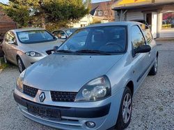 Silber Gebraucht 2002 Renault Clio II Campus Kleinwagen | 2.000 € (Teuer)