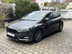 Grau Gebraucht 2016 Ford Focus ST-Line Limousine | 11.190 € (Etwas zu teuer)