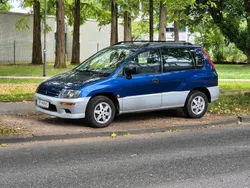 Blau Gebraucht 1999 Mitsubishi Space Runner Van / Kleinbus | 1.350 €