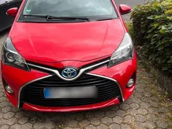 Rot Gebraucht 2015 Toyota Yaris Hybrid Kleinwagen | 7.500 €