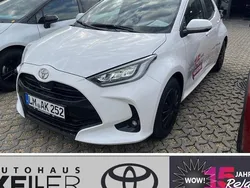 Weiß Neu 2025 Toyota Yaris Hybrid Limousine | 27.290 € (Etwas zu teuer)