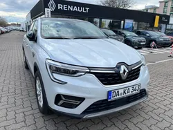 Weiß (kyanitweiß metallic/dach schw) Gebraucht 2023 Renault Arkana Techno SUV | 28.990 € (Fairer Preis)