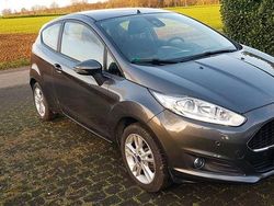Grau Gebraucht 2016 Ford Fiesta Celebration Kleinwagen | 7.600 € (Fairer Preis)
