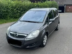 Grau Gebraucht 2009 Opel Zafira Van / Kleinbus | 2.490 € (Fairer Preis)