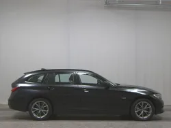 Black sapphire metallic Gebraucht 2022 BMW 330e Sport Line Kombi | 18.980 € (Superpreis)