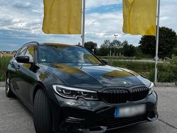 Schwarz Gebraucht 2021 BMW 320e Sport Line Kombi | 21.900 € (Fairer Preis)