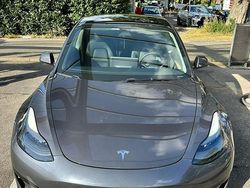 Grau Gebraucht 2021 Tesla Model 3 Standard Range Plus Limousine | 23.800 € (Guter Preis)