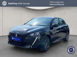 Perla nera schwarz metallic Gebraucht 2023 Peugeot e-208 Active Kleinwagen | 19.880 € (Guter Preis)