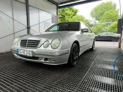 Silber Gebraucht 2000 Mercedes E220 Limousine | 2.700 €