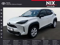 Platinweiss metallic, dach schwarz Gebraucht 2024 Toyota Yaris Hybrid Plus | 34.900 €