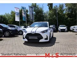 Weiß Gebraucht 2022 Toyota Yaris Hybrid Comfort Limousine | 16.990 € (Superpreis)