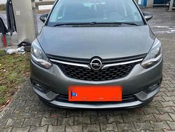 Grau Gebraucht 2017 Opel Zafira Van / Kleinbus | 13.800 € (Etwas zu teuer)