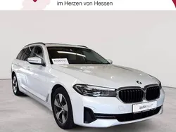 Mineralweiß metallic Gebraucht 2021 BMW 520 Sport Line Kombi | 25.790 € (Superpreis)