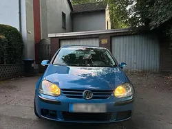 Blau Gebraucht 2004 VW Golf V Kleinwagen | 2.600 € (Fairer Preis)