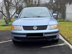 Blau Gebraucht 1997 VW Passat Basis Limousine | 700 € (Guter Preis)