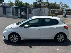 Weiß Gebraucht 2018 Peugeot 208 Kleinwagen | 5.350 €