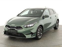 Experience grün metallic Neu 2025 Kia Ceed Limousine | 24.495 € (Guter Preis)