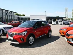Rot (dezirrot mit schwarzem dach) Gebraucht 2021 Renault Captur Intens SUV | 22.190 € (Etwas zu teuer)