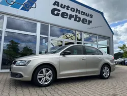 Beige Gebraucht 2013 VW Jetta Match Limousine | 10.950 € (Teuer)