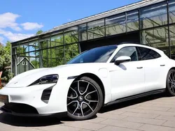 Weiß Gebraucht 2023 Porsche Taycan Sport Turismo Limousine | 73.500 € (Fairer Preis)