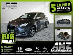 Grey metallic (1g3)/ white (05 Gebraucht 2021 Toyota Yaris Hybrid Style Limousine | 20.900 € (Fairer Preis)