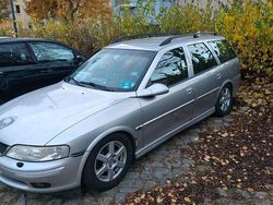 Silber Gebraucht 2002 Opel Vectra Kombi | 1.100 €