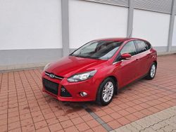 Rot Gebraucht 2014 Ford Focus Titanium Limousine | 6.199 € (Etwas zu teuer)