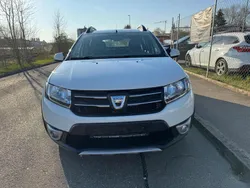 Weiß Gebraucht 2015 Dacia Sandero Stepway Kleinwagen | 3.399 € (Guter Preis)