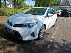 Weiß Gebraucht 2015 Toyota Auris Touring Sports Kombi | 13.000 € (Etwas zu teuer)