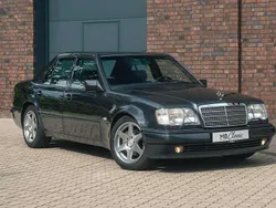 Blauschwarz 199 Gebraucht 1992 Mercedes E500 Limousine | 59.900 €