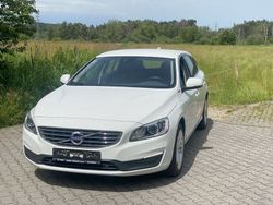 Weiß Gebraucht 2017 Volvo V60 Momentum Kombi | 19.999 € (Etwas zu teuer)