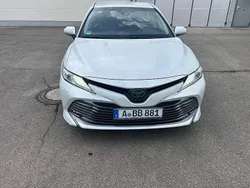 Platinum white Gebraucht 2020 Toyota Camry Hybrid Executive Limousine | 15.201 €