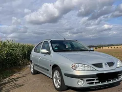 Silber Gebraucht 2001 Renault Mégane Kleinwagen | 2.000 € (Fairer Preis)