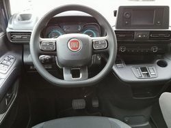 Blau Gebraucht 2023 Fiat e-Doblò Launch Edition Van / Kleinbus | 44.802 €