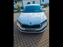 Weiß Gebraucht 2021 Skoda Octavia Clever Kombi | 23.600 € (Fairer Preis)